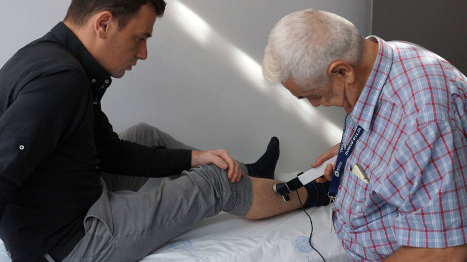 Ameliyat yaparken felç geçiren doktoru, hastalığı bile durduramadı!