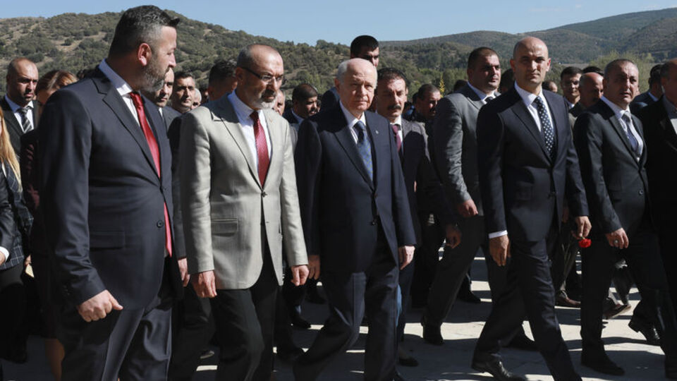 MHP'den adaylara: Tıraş olun, beyaz gömlek giyin