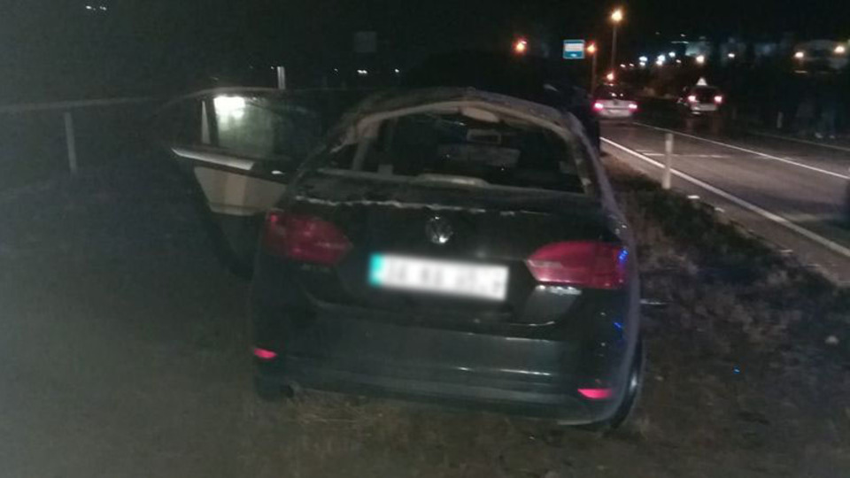 Takla atan otomobil refüje çıktı 4 kişi yaralandı