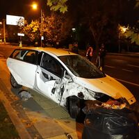 Kontrolden çıkan otomobil parke taşlarına çarptı