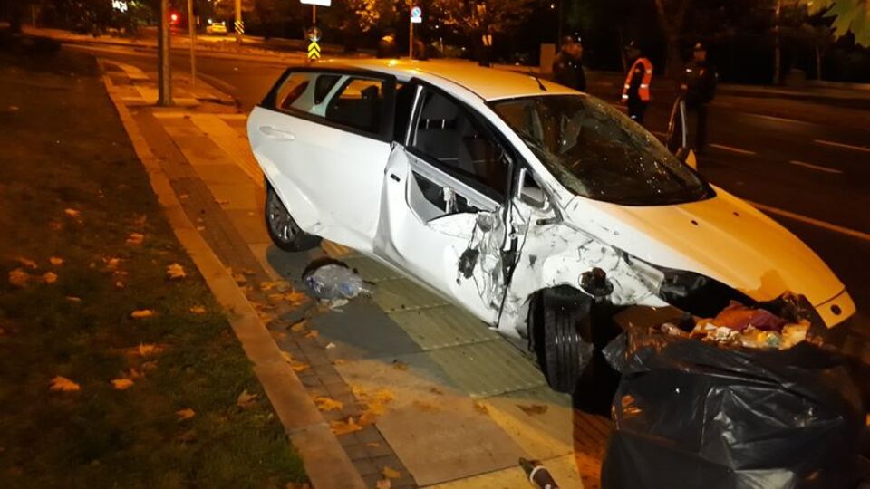 Kontrolden çıkan otomobil parke taşlarına çarptı