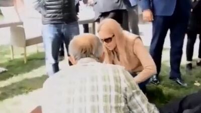 Bakan Pakdemirli'nin eşinden fenalaşan vatandaşa ilk yardım