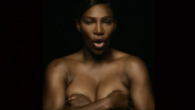 Yıldız tenisçi meme kanserine dikkat çekmek için soyundu!