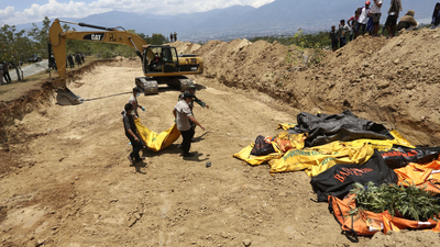 Endonezya'da deprem kurbanları toplu mezarlara defnediliyor