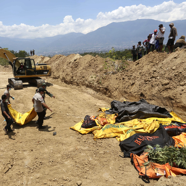 Endonezya'da deprem kurbanları toplu mezarlara defnediliyor