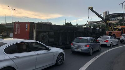 TEM'de TIR devrildi, trafik kilit...