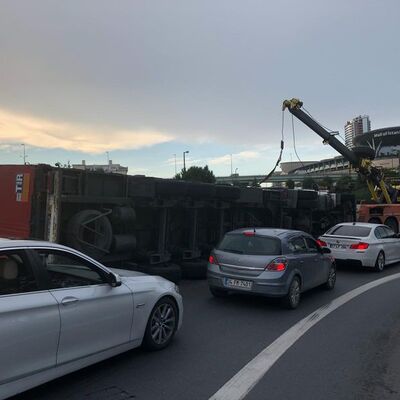 TEM'de TIR devrildi, trafik kilit...