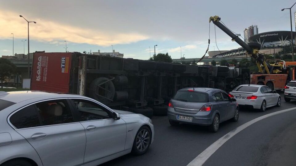 TEM'de TIR devrildi, trafik kilit...