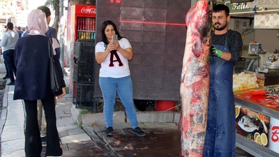 Görenler şok oldu! Sudan çıkarırken nehre düştüler!