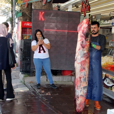 Görenler şok oldu! Sudan çıkarırken nehre düştüler!