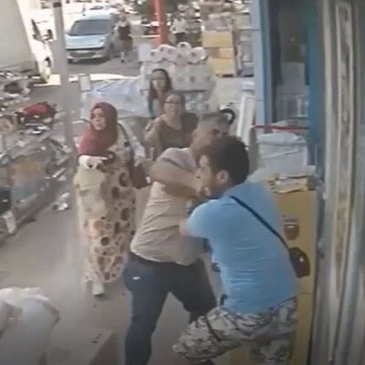 "İndirimli perde" kavgası kamerada! Polis memuru açığa alındı