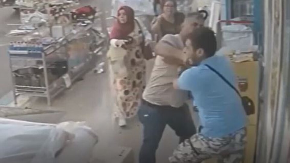 "İndirimli perde" kavgası kamerada! Polis memuru açığa alındı