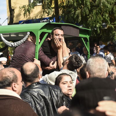 Cenazede ortalık birbirine girdi!