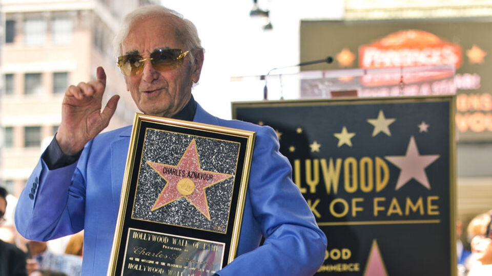 Dünyaca ünlü şarkıcı hayatını kaybetti