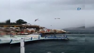 Korku dolu anlar! Şemsiyeler havada uçuştu