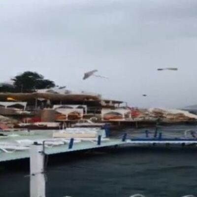 Korku dolu anlar! Şemsiyeler havada uçuştu