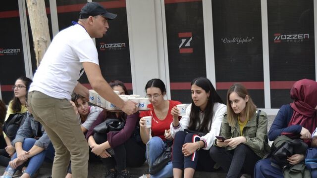 Kursa kayıt olmak için metrelerce kuyruk oluştu