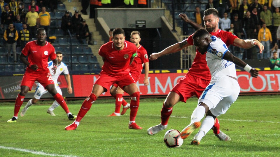 Antalyaspor deplasmanda güldü