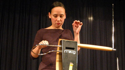 Manyetik dalgaların elle yönlendirilmesiyle çalınan müzik aleti