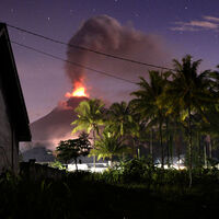 Deprem ve tsunaminin ardından yanardağ patladı!