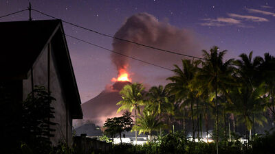Deprem ve tsunaminin ardından yanardağ patladı!