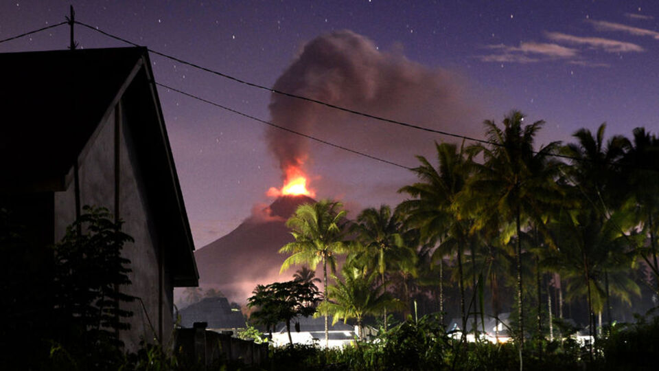 Deprem ve tsunaminin ardından yanardağ patladı!