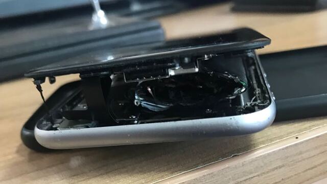 Konuştuğu cep telefonu bomba gibi patladı!