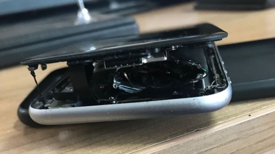 Konuştuğu cep telefonu bomba gibi patladı!