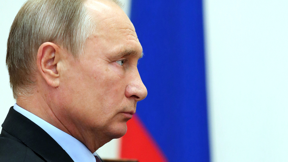 Putin: Trump aynaya baksın