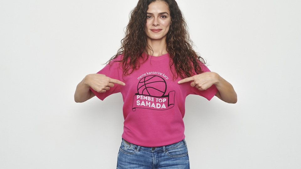 'Pembe Top', Özge Özpirinçci'ye emanet