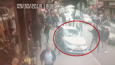 Polisten kaçan araç yayaların arasına daldı! Yaralılar var