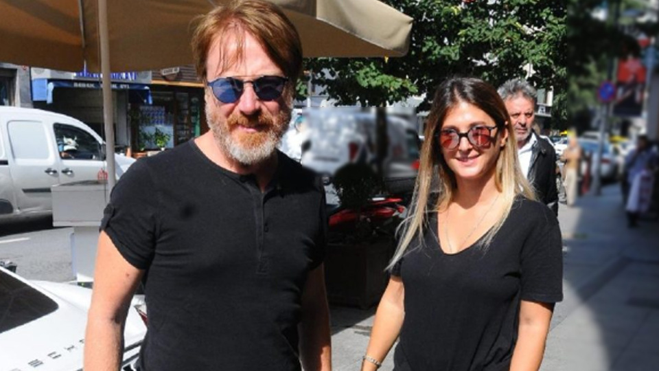 Yıldıray Şahinler eşi Gizem Şahinler ile yürüyüşte