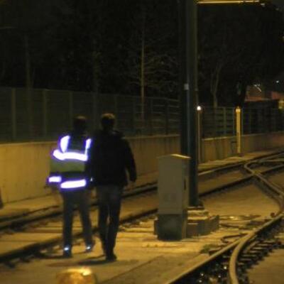 Cevizlibağ'da otomobil tramvaya çarptı