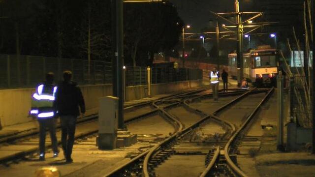Cevizlibağ'da otomobil tramvaya çarptı