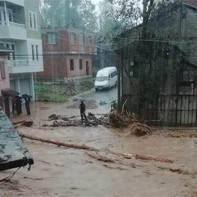 Şiddetli sağanak taşkın ve heyelana yol açtı