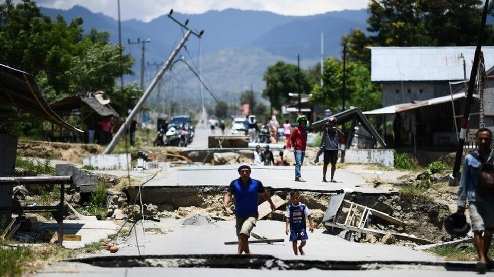Endonezya'da deprem ve tsunami: Hayatını kaybedenlerin sayısı 1400'ü aştı