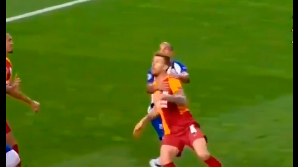 Oliver penaltıyı vermedi!