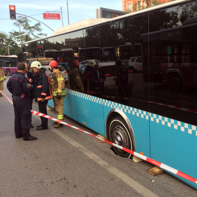 Kadıköy'de yol çöktü!
