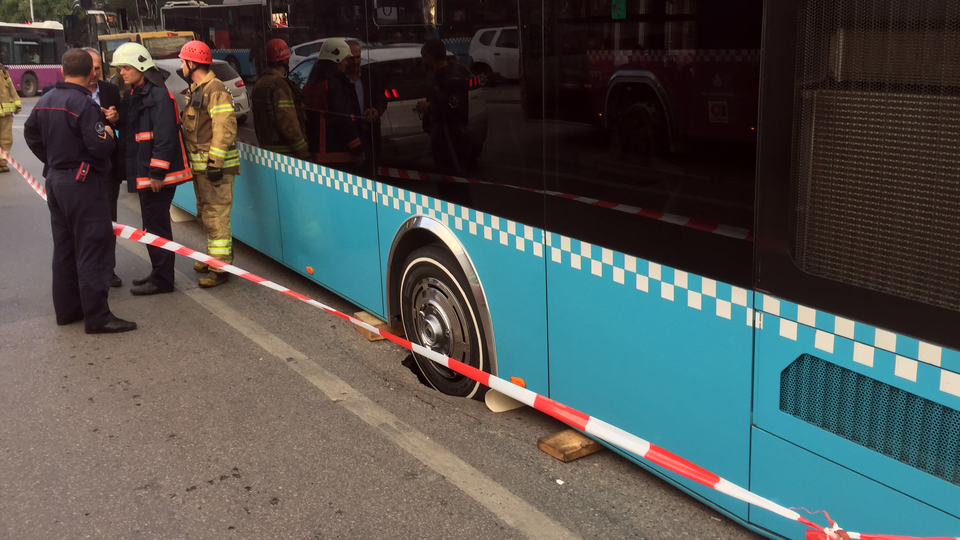 Kadıköy'de yol çöktü!