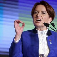 Akşener'den protestoculara pencereden yanıt