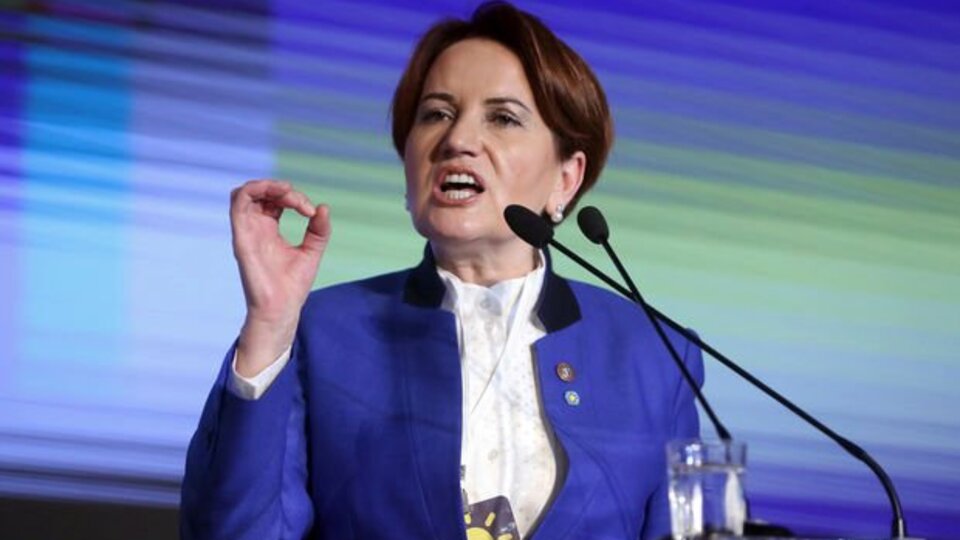Akşener'den protestoculara pencereden yanıt