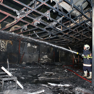 Ünlü sanatçılar sahne alıyordu! Alev alev yandı