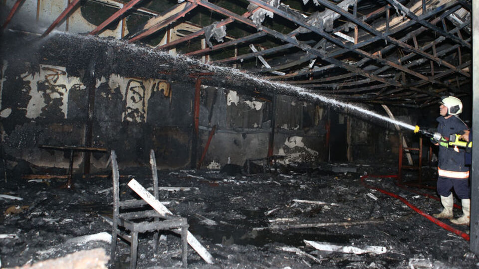 Ünlü sanatçılar sahne alıyordu! Alev alev yandı