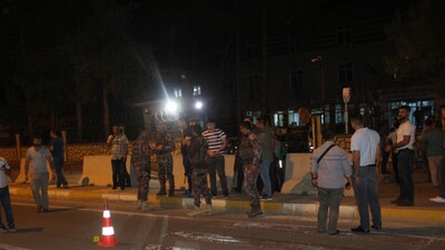 Ortalık karıştı! Gözaltına alınan şahsı öldürmeye çalıştılar!