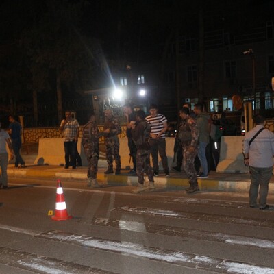 Ortalık karıştı! Gözaltına alınan şahsı öldürmeye çalıştılar!