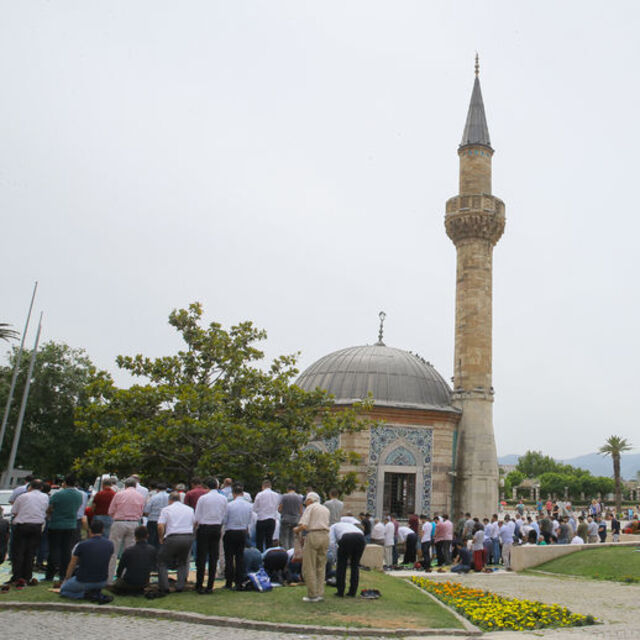 İzmir'de cuma namazı saat kaçta?