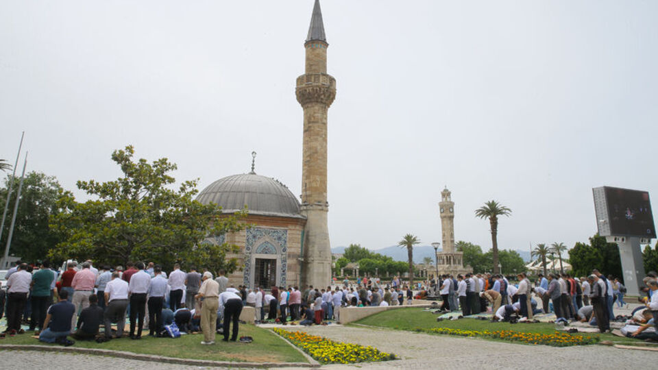 İzmir'de cuma namazı saat kaçta?