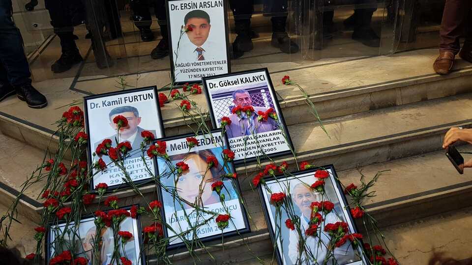 Sağlık çalışanlarından "Sessiz Siyah Çığlık" protestosu