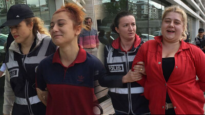 Polisin kolunda gülerek geldiler!