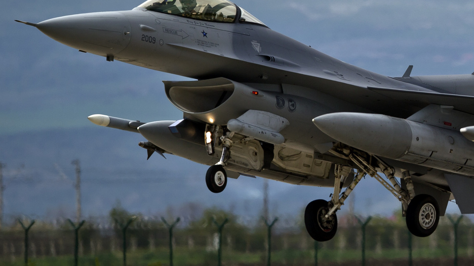 Rusya'ya ait bir savaş uçağı düştü!